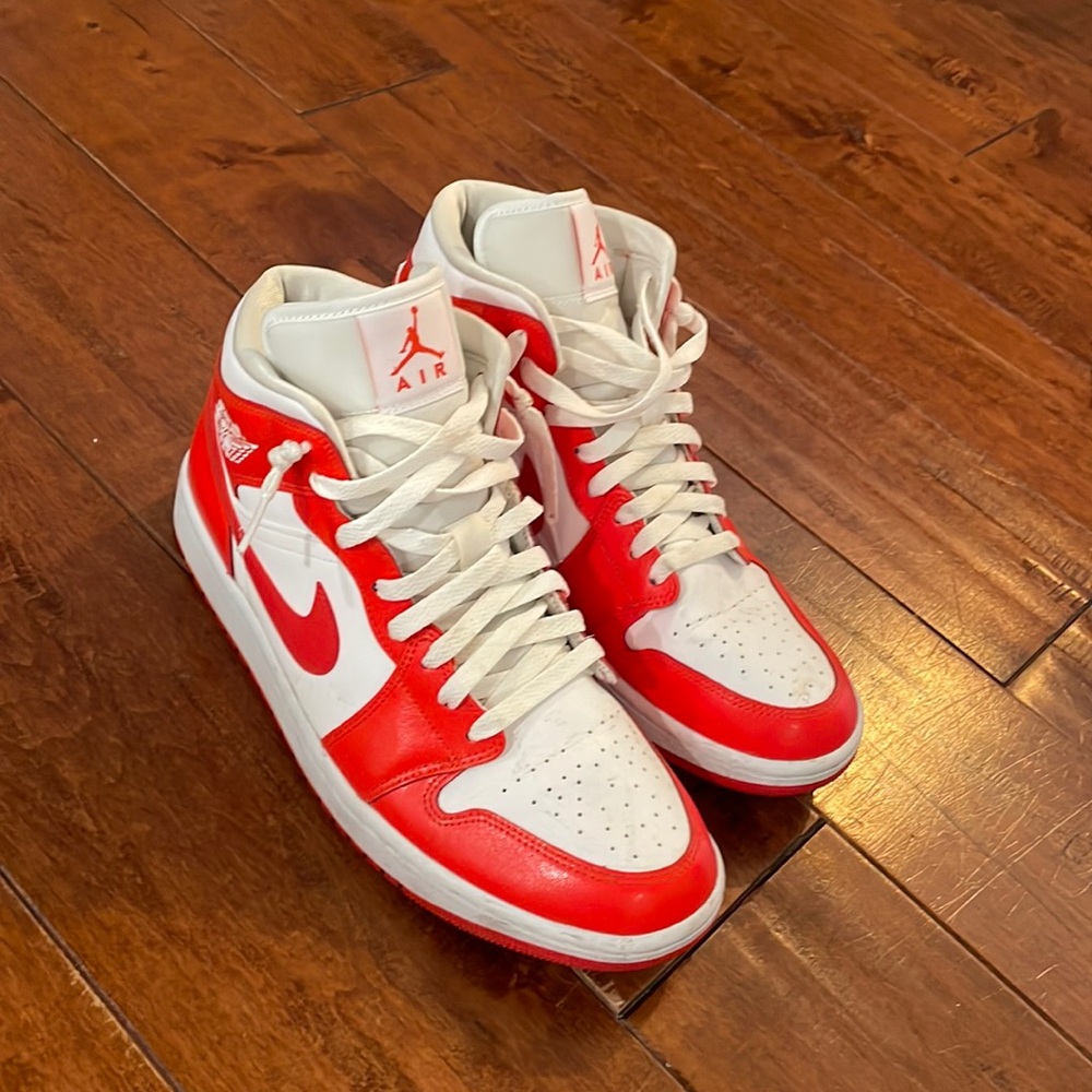 Air Jordan 1 Mid 'Habanero Red' size 11. Men’s and women’s - unisex.